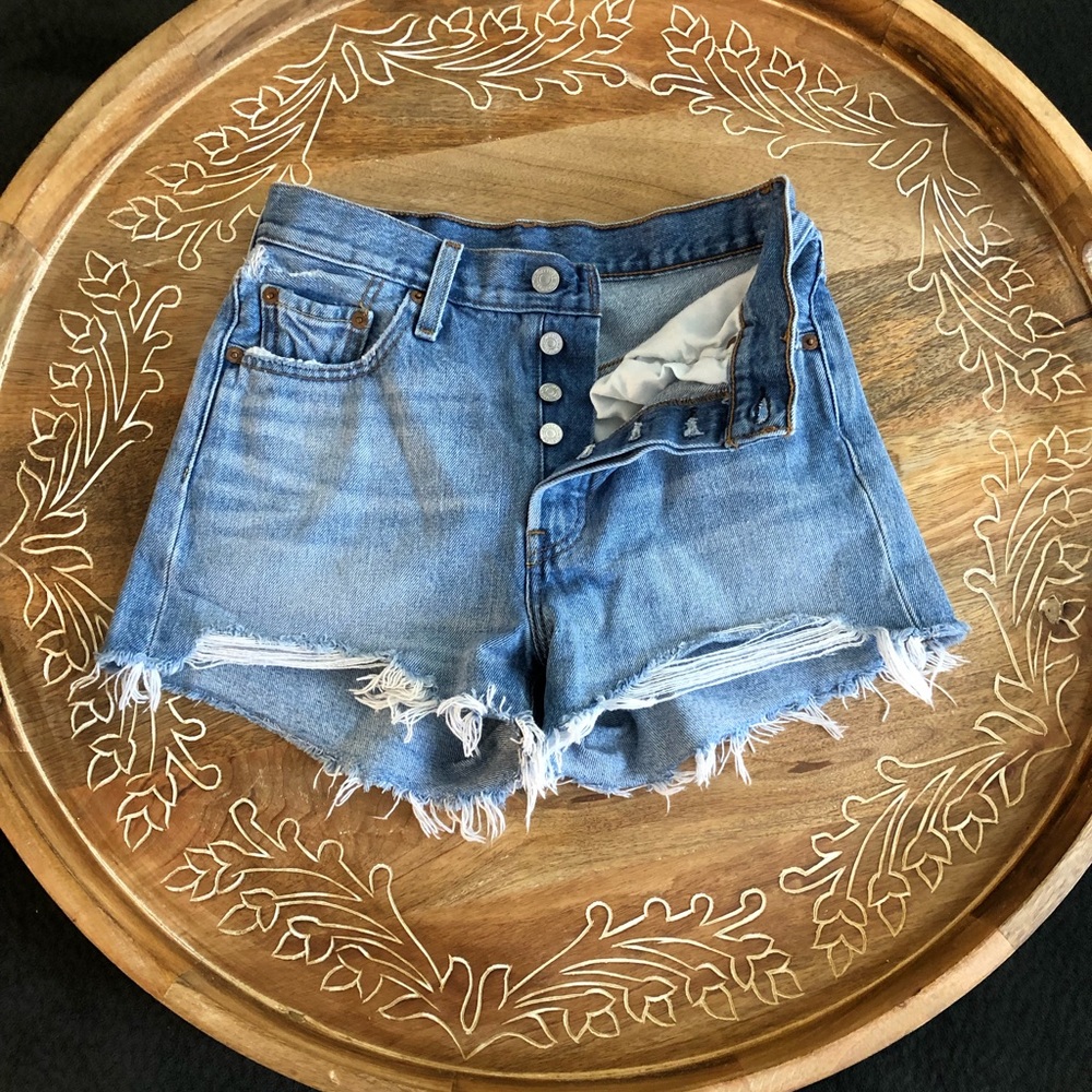 Levi’s 501 high waisted shorts 🌻